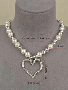 Ein stilvoller und einfacher Halskette mit Kunstperlen-Herzanhänger, den Damen täglich oder zu Partys tragen können.