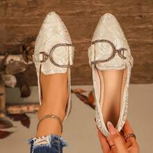 Ein Paar bequeme, lässige, modische, bohemian-Stil Flache Schuhe mit Metallschnalle für Damen. Geeignet für den täglichen Lässig Bereich. Können auch für Urlaube verwendet werden.