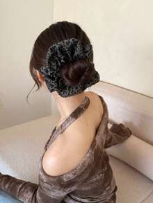 1个法式黑白发圈，适合日常佩戴，可作发绳、马尾辫发圈、头饰。