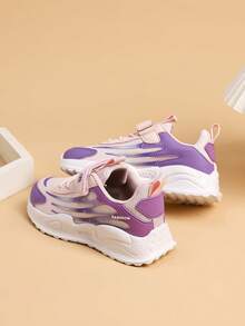 1 双轻便透气网眼跑步运动鞋，条纹休闲运动风格，适合所有季节的低帮运动鞋，带钩环闭合，圆头面料透气鞋面和 EVA 鞋底，适合男孩和女孩