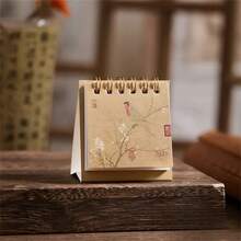 Mini calendar de birou 2026 - Operă de artă elegantă în stil chinezesc cu fluturi, bujori și modele din bambus, planificator lunar pentru decorul casei sau al biroului, organizator de birou | Calendar decorativ de birou | Construcție din hârtie, organizator de calendar de birou