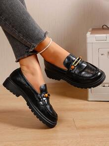 Damen Lässig Rundkopf Loafer, modisch mit Ketten-Dekor und abgenutzter Optik, rutschfeste Gummisohle, Schlüpf-Schuhe im Collegestil/Landstil, bequem für alle Jahreszeiten, Stofffutter