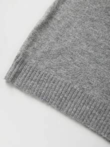 Blusa feminina de malha cinza, manga comprida e gola redonda, modelo solto, para outono/inverno. Estilo minimalista e moderno, casual e chique, ideal para o dia a dia. Uma peça elegante para o outono/inverno e Ano Novo. - Cinza - Ver 8