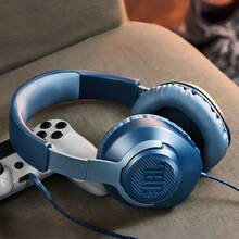 JBL Quantum 100 有线头戴式游戏耳机，拥有 Quantum SOUND 标志性音效、可拆卸麦克风、记忆海绵耳垫和轻巧设计，适用于 PC、笔记本电脑、Switch 和游戏主机。 - 藍色 - 查看 11