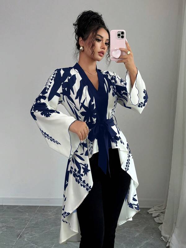 Camisa francesa elegante con estampado simétrico en negro y beige, mangas largas, cintura ceñida y bajo con cola de pez