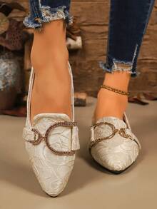 Ein Paar bequeme, lässige, modische, bohemian-Stil Flache Schuhe mit Metallschnalle für Damen. Geeignet für den täglichen Lässig Bereich. Können auch für Urlaube verwendet werden.