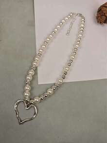 Ein stilvoller und einfacher Halskette mit Kunstperlen-Herzanhänger, den Damen täglich oder zu Partys tragen können.