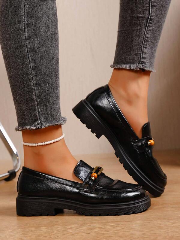 Damen Lässig Rundkopf Loafer, modisch mit Ketten-Dekor und abgenutzter Optik, rutschfeste Gummisohle, Schlüpf-Schuhe im Collegestil/Landstil, bequem für alle Jahreszeiten, Stofffutter