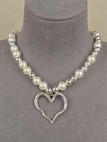 Ein stilvoller und einfacher Halskette mit Kunstperlen-Herzanhänger, den Damen täglich oder zu Partys tragen können.
