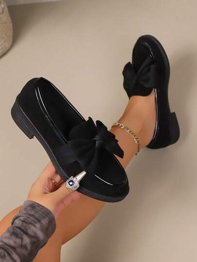 Damskie zamszowe płaskie buty dojazdowe z kokardką i ozdobnym wzorem, wsuwane mokasyny w stylu brytyjskim, codzienne trampki na średnim obcasie, uniwersalne do noszenia na co dzień, odpowiednie dla rozmiaru 35-44, na jesień/zimę i na cały sezon