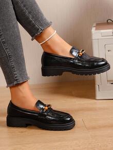 Damen Lässig Rundkopf Loafer, modisch mit Ketten-Dekor und abgenutzter Optik, rutschfeste Gummisohle, Schlüpf-Schuhe im Collegestil/Landstil, bequem für alle Jahreszeiten, Stofffutter