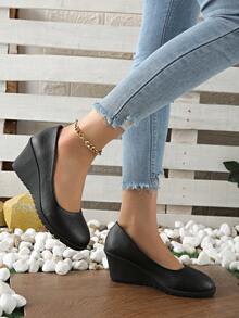 Damen Pumps mit Schleifen-Dekor und Keilabsatz, Schwarz, modisch & elegant, runde Spitze mit Metall-Akzent, bequem für den Arbeitsweg, geeignet für Partys & formelle Anlässe, Frühling/Herbst - Schwarz 2 - Übersicht 5