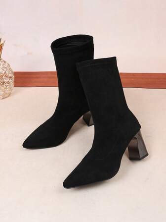 2024 新款女士时尚复古风格踝靴，黑色绒面尖头粗跟靴，舒适柔软的天鹅绒般靴子，防滑耐磨橡胶鞋底，时尚百搭的日常穿着靴子，易于搭配室内外休闲靴，是日常穿搭、派对、街头风格的热门必备单品