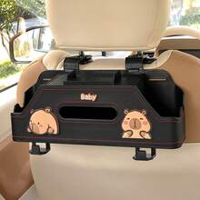 这款单包装卡通水豚造型多功能后座储物盒，专为熊猫主题汽车设计。它配备便捷的水瓶杯架和纸巾盒，兼容所有车型。不仅是汽车装饰、车内收纳和纸巾整理的理想之选，还集成了多种汽车挂钩功能。