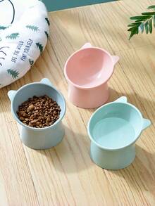 Wysokiej jakości, trwała, jednoczęściowa miska na karmę dla zwierząt z polipropylenu (PP), z pochyloną, wysoko wyprofilowaną osłoną szyi i korpusem o dużej średnicy, idealna do codziennego karmienia kotów i psów. Pomaga chronić kręgosłup szyjny zwierzęcia i wspomaga trawienie. Posiada antypoślizgową podstawę, która zapobiega przewracaniu się. Jest łatwa w czyszczeniu, trwała i higieniczna, idealna do użytku w domach, sklepach zoologicznych, lecznicach dla zwierząt i innych miejscach. To idealny wybór do karmienia zwierząt.