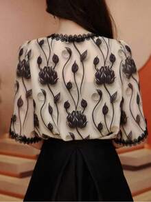 Blusa de mujer con cuello redondo y manga corta, con acabado de alta gama y estampado floral de moda