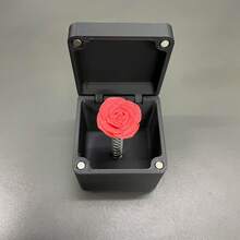 惊喜便便礼盒在中间，手指便便心放在盒子里，烦人的礼盒，盖革礼盒，只为你盒子，成人恶作剧弹出式礼盒，办公桌面装饰有趣的恶作剧礼盒，圣诞节 - 彩色 - 查看 17