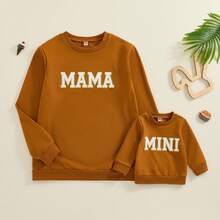 Mommy And Me Matching Outfits Christmas/Halloween Sweatshirts Family Matching Xmas Clothes Long Sleeve Crewneck Mama/Mini Letter Print Sweatshirts Pullover Tops Winter Fall Clothes - màu nâu - Xem 3