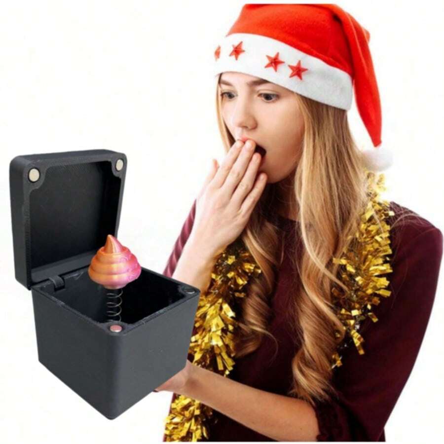 惊喜便便礼盒在中间，手指便便心放在盒子里，烦人的礼盒，盖革礼盒，只为你盒子，成人恶作剧弹出式礼盒，办公桌面装饰有趣的恶作剧礼盒，圣诞节
