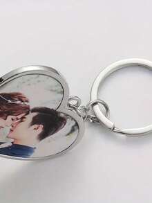 1 pieza Llavero personalizado de acero inoxidable con foto a color, un accesorio de bolso con diseño de imagen de doble cara, que sirve tanto como un accesorio práctico para llaves como un colgante de equipaje pensativo.