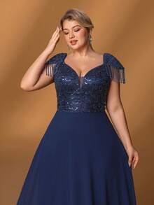 Faeriesty Mosy Plus 新娘母亲礼服:优雅雪纺晚礼服,饰有串珠亮片和鱼鳞刺绣 - 分层流苏肩部、拖地长裙和深 V 形后背,适合婚礼、红毯活动、正式晚宴和戏剧表演 - 藏蓝色 - 查看 7