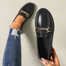 女士黑色真皮乐福鞋，轻盈透气内衬，粗跟设计，金属搭扣装饰，一脚蹬款式，休闲学院风，漆皮材质，光泽亮丽 - 黑色霧面扣飾 - 查看 11