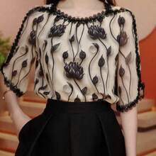 Blusa de mujer con cuello redondo y manga corta, con acabado de alta gama y estampado floral de moda