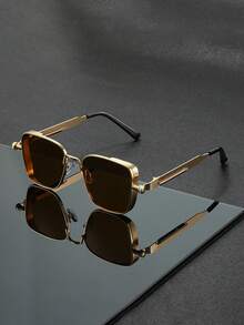 复古蒸汽朋克风格男士金属方形时尚眼镜，时尚精致，轻巧便携，完美展现独特风格。无论是节日还是特殊场合，都是绝佳之选。