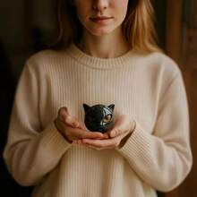 现代黑猫雕像 - 优雅的大理石般光泽树脂雕塑，金色眼睛和黑色大理石纹理，家庭/办公室桌面装饰 - 送给猫爱好者和收藏家的完美礼物，细致的猫脸设计，富有表现力的眼睛，耐用且易于清洁的装饰品，适合万圣节或全年展示，精致的黑猫雕像，适合家庭或办公室装饰