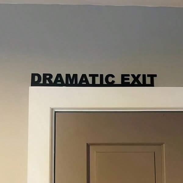 1 pieza Decoración moderna de metal "Salida dramática" para parte superior de puerta - Decoración de pared y estantería para boda, Halloween y Navidad, para uso en interiores