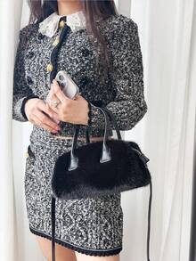 El tipo de bolso preferido para los bolsos de mujer son los nuevos bolsos de lujo de felpa de las señoras en otoño e invierno de 2025. Los bolsos y bolsos con textura japoneses y coreanos son diseños retro y de nicho. Es la mejor opción para enviar a una novia, ir de compras, el campus universitario y regalar en otoño e invierno.