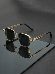 复古蒸汽朋克风格男士金属方形时尚眼镜，时尚精致，轻巧便携，完美展现独特风格。无论是节日还是特殊场合，都是绝佳之选。