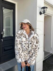 女士豹纹波点短款皮草外套，展现“暴妻”风格，彰显老钱气质，适合派对、冬季穿着，豹纹开襟皮草外套，也适合万圣节、圣诞节等节日穿着。 - 豹紋 - 查看 4