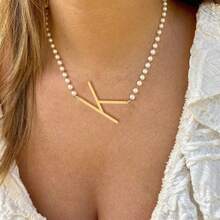 1 chiếc vòng cổ thời trang cổ điển đính chữ cái lớn và hạt ngọc trai giả, dành cho nữ. - trắng - Xem 1