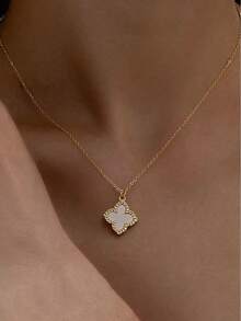 1 Pc Minimalist Acrylic Four Leaf Clover Delicate Pendant Necklace For Women Valentines,Mom,Mother,Mother's Day,Gift