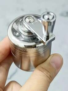 Molinillo manual de uso intensivo - Construcción de acero inoxidable, diseño de molienda de doble capa, apto para especias, hierbas, café, tabaco. No se necesita electricidad. Ideal para el hogar, camping, uso en la cocina. Regalo perfecto para chefs y entusiastas de la cocina. Molinillo de hierbas, apariencia elegante, sensación metálica, diseño compacto, molienda multinivel. Esencial para aventureros al aire libre. Molinillo de café manual, molinillo de metal, mini molinillo