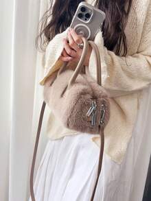 El tipo de bolso preferido para los bolsos de mujer es el nuevo lujo de felpa de las señoras bolsos de mano en otoño e invierno de 2025. Los bolsos y bolsos de mano con textura japonesa y coreana son diseños retro y de nicho. Es la mejor opción para enviar a una novia, ir de compras, el campus universitario y regalar en otoño e invierno.