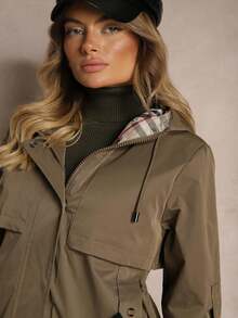 Jaqueta Parka com Capuz e Bolsos com Cordão na Cintura