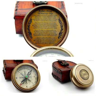 Brújula funcional hecha a mano de latón con poema de Robert Frost grabado en cuero