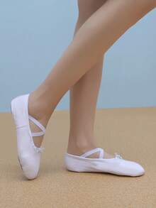 适合女孩和青少年的儿童芭蕾平底鞋 - 超轻帆布舞鞋，带分层绒面革鞋底 | 防滑瑜伽运动鞋（白色），弹力爵士舞鞋，适合舞蹈练习 - 记忆泡沫鞋垫和柔性橡胶外底 | 女童一脚蹬休闲运动鞋 - 白色 - 查看 3