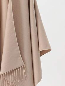 1件女士纯色仿羊绒流苏超大披肩领开襟保暖斗篷，适合搭配连衣裙 - 卡其色 - 查看 4