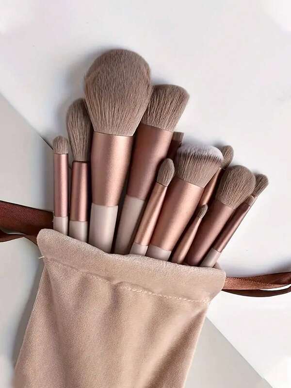 15 قطعة من طقم فرش المكياج (مع حقيبة تخزين بسحاب)، تشمل 4 قطع من وسادات مسحوق المكياج، إسفنجة مكياج، فرشاة روج، فرشاة أساس المكياج، فرشاة ظلال العيون، فرشاة تحديد الوجه، فرشاة مكياج العيون، فرشاة مكياج ناعمة، فرشاة روج، طقم فرش مكياج احترافية، طقم فرش مكياج للنساء