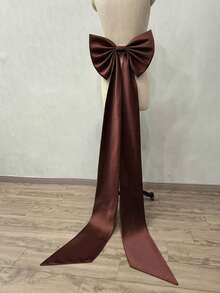 1个白色缎面底大号单层黑色蝴蝶结和150厘米长丝带，用于腰部装饰，情人节配饰