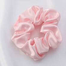 Trzyczęściowy zestaw składający się z maski na oczy, gumki do włosów, organizera kieszonkowego, pamiątek ślubnych, przenośnych produktów do przechowywania na zewnątrz oraz blokujących światło pomocy do snu - każdy element został starannie zaprojektowany, aby dodać Twojemu życiu odrobinę elegancji i wygody.