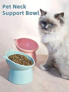 Wysokiej jakości, trwała, jednoczęściowa miska na karmę dla zwierząt z polipropylenu (PP), z pochyloną, wysoko wyprofilowaną osłoną szyi i korpusem o dużej średnicy, idealna do codziennego karmienia kotów i psów. Pomaga chronić kręgosłup szyjny zwierzęcia i wspomaga trawienie. Posiada antypoślizgową podstawę, która zapobiega przewracaniu się. Jest łatwa w czyszczeniu, trwała i higieniczna, idealna do użytku w domach, sklepach zoologicznych, lecznicach dla zwierząt i innych miejscach. To idealny wybór do karmienia zwierząt.
