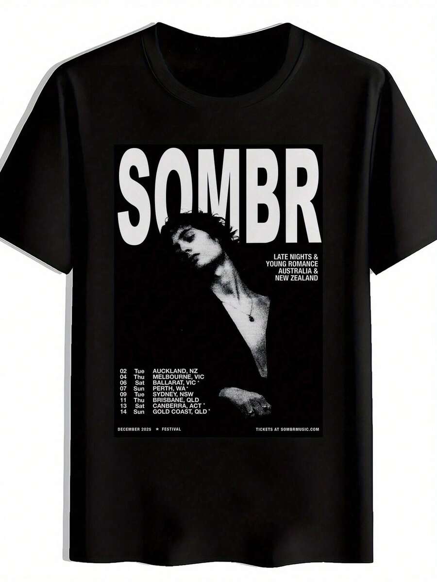Camiseta gráfica para hombres SOMBR - Camiseta casual negra de cuello redondo con letras SOMBR en blanco llamativo y diseño de la gira de Lykke Li, Lorde, St. Vincent, camiseta de verano lavable a máquina, regalo para entusiastas de la música, atuendo de concierto, impresión artística, camiseta de ajuste regular - Negro - Ver 1