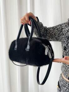 El tipo de bolso preferido para los bolsos de mujer son los nuevos bolsos de lujo de felpa de las señoras en otoño e invierno de 2025. Los bolsos y bolsos con textura japoneses y coreanos son diseños retro y de nicho. Es la mejor opción para enviar a una novia, ir de compras, el campus universitario y regalar en otoño e invierno.
