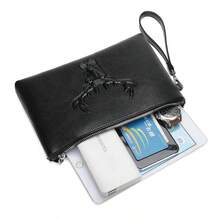 1 件黑色鹰/鹿头图案 PU 皮革手拿包，时尚简约商务风格男士腕包，拉链开合带腕带，可容纳手机、现金、卡，防水防刮，轻巧便携，适合工作、会议、用餐，是送给男士、丈夫、老板、同事的绝佳礼物