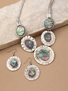 1套復古西部波西米亞風格的綠松石橢圓形蛇骨鏈粗耳環，吊墜和項鍊套裝