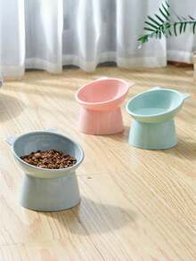 Wysokiej jakości, trwała, jednoczęściowa miska na karmę dla zwierząt z polipropylenu (PP), z pochyloną, wysoko wyprofilowaną osłoną szyi i korpusem o dużej średnicy, idealna do codziennego karmienia kotów i psów. Pomaga chronić kręgosłup szyjny zwierzęcia i wspomaga trawienie. Posiada antypoślizgową podstawę, która zapobiega przewracaniu się. Jest łatwa w czyszczeniu, trwała i higieniczna, idealna do użytku w domach, sklepach zoologicznych, lecznicach dla zwierząt i innych miejscach. To idealny wybór do karmienia zwierząt.